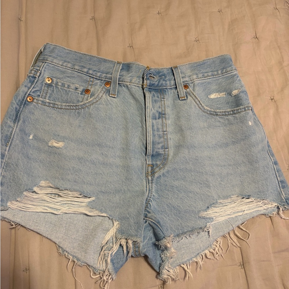 Woman’s Levi 501 shorts size 28. NWT